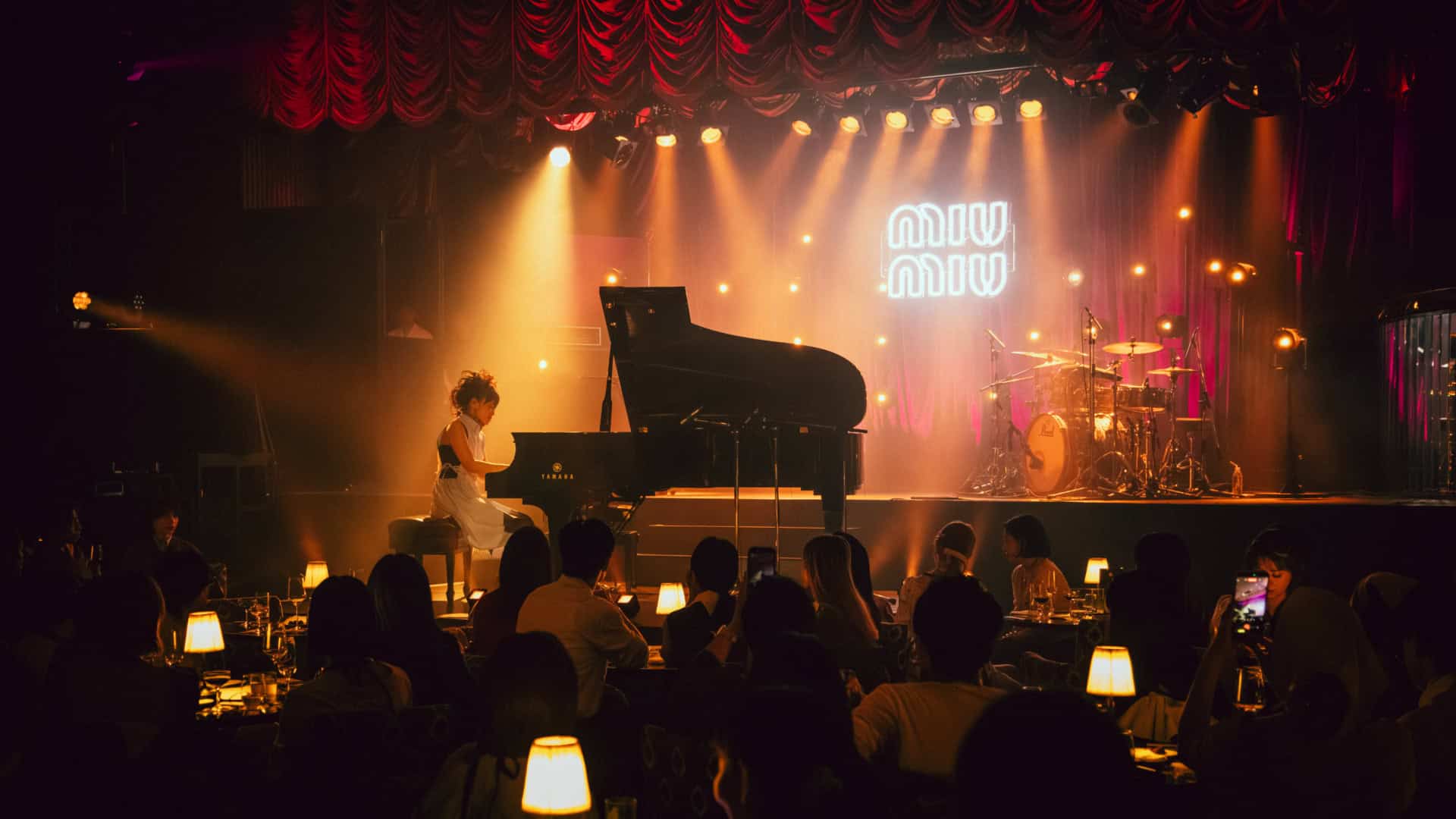 ミュウ ミュウミュウが描く“現代のサロン文化” 「Miu Miu Jazz Club Tokyo